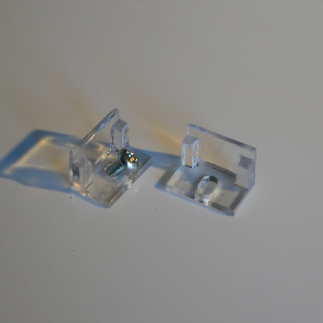 L-shaped window clips - ES-68S103